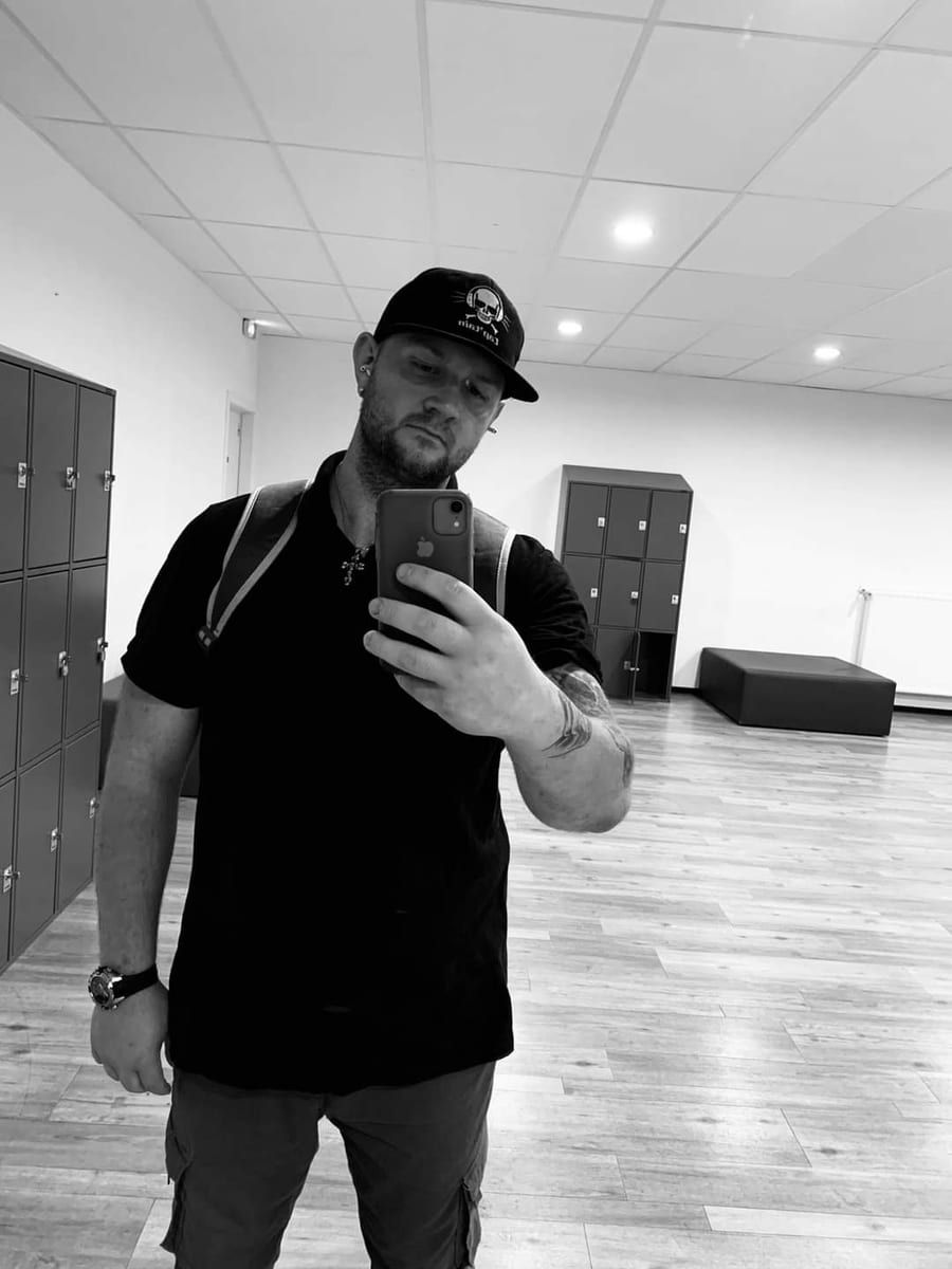 Edris - Site gay gratuit à Ried-Brig Profil de Edris, 39 ans, Site gay gratuit à Ried-Brig (Valais)