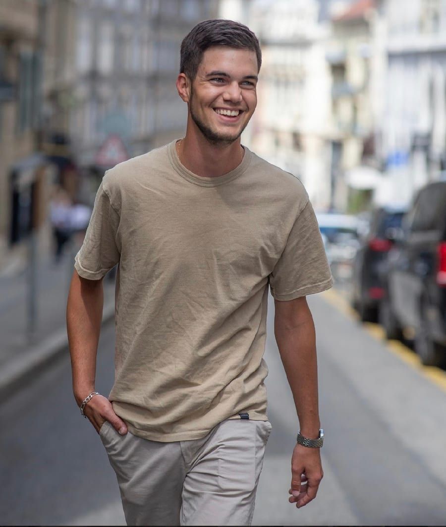 Eloic - Site gay gratuit à Hospental Profil de Eloic, 29 ans, Site gay gratuit à Hospental (Uri)