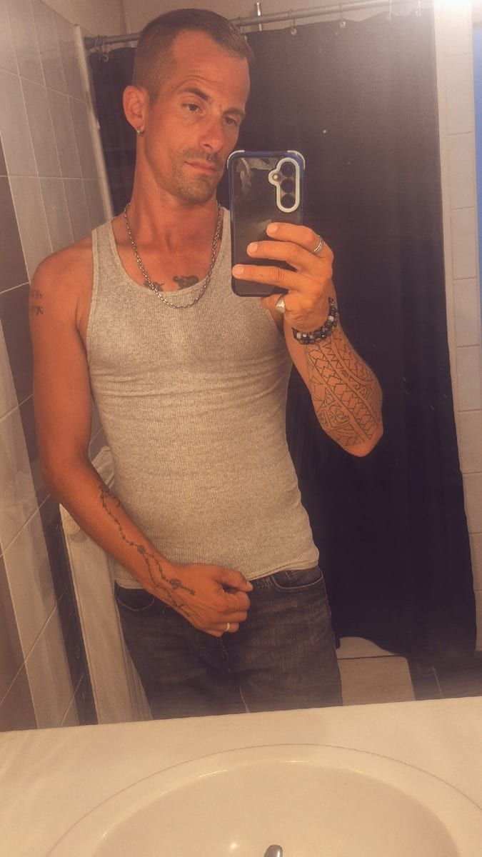 Adolph - Site gay gratuit à Vilars NE Profil de Adolph, 45 ans, Site gay gratuit à Vilars NE (Neuchâtel)