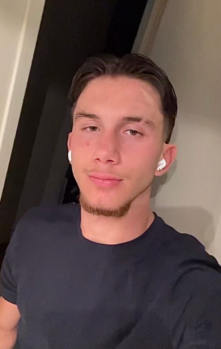Sulian - Site gay gratuit à Vernate Profil de Sulian, 34 ans, Site gay gratuit à Vernate (Tessin)