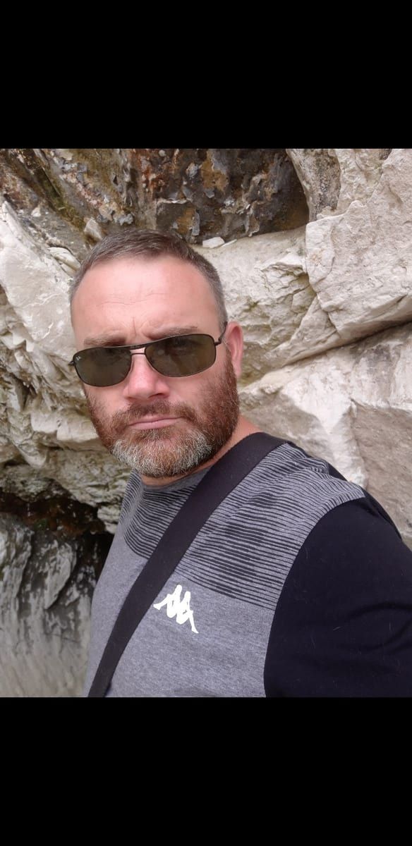 Hugolin - Site gay gratuit à Wolfhausen Profil de Hugolin, 43 ans, Site gay gratuit à Wolfhausen (Zurich)