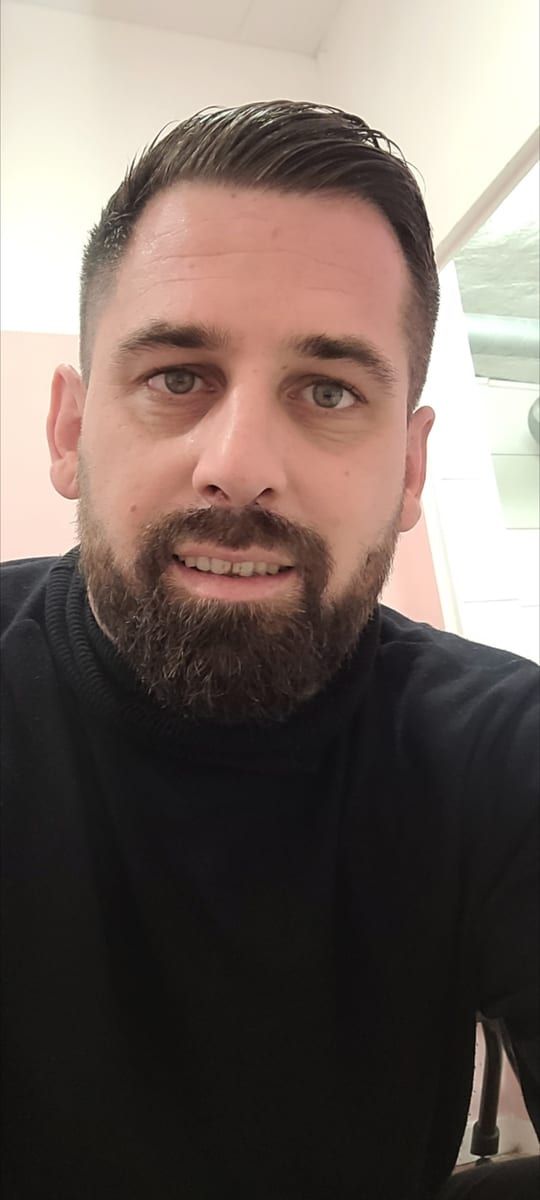 Nils - Site gay gratuit à Zuckenriet Profil de Nils, 23 ans, Site gay gratuit à Zuckenriet (Saint-Gall)