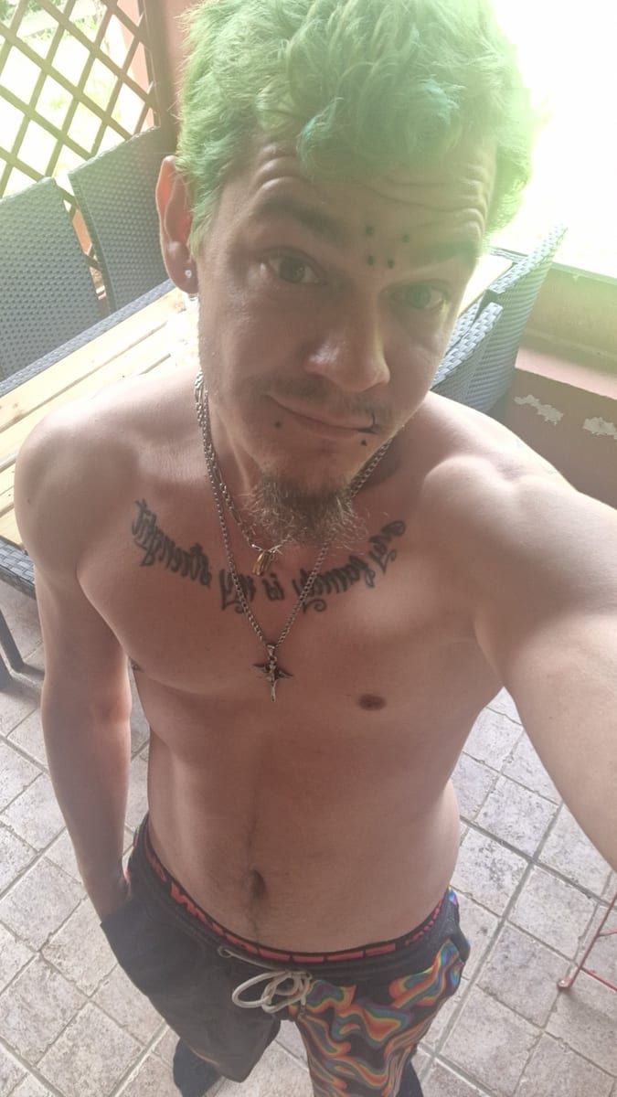 Aron - Site gay gratuit à Falera Profil de Aron, 22 ans, Site gay gratuit à Falera (Grisons)