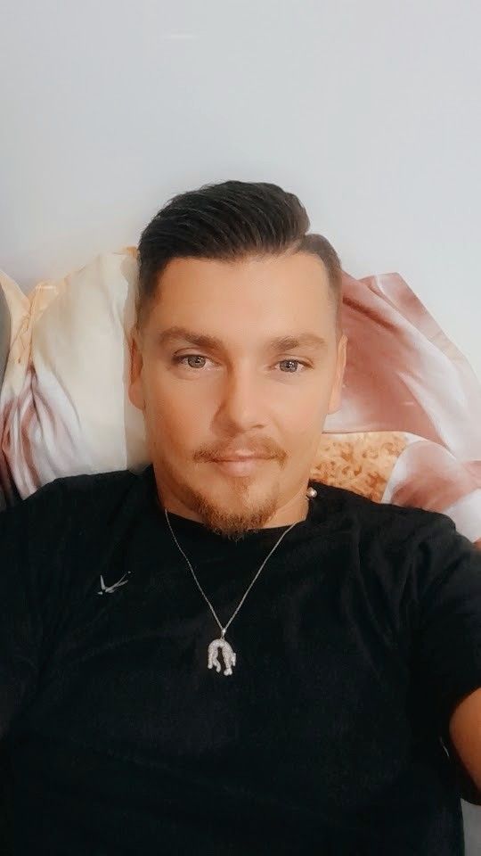 Tadéo - Site gay gratuit à Curaglia Profil de Tadéo, 23 ans, Site gay gratuit à Curaglia (Grisons)